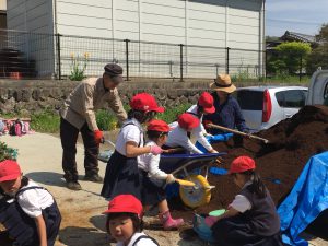 堆肥を運搬